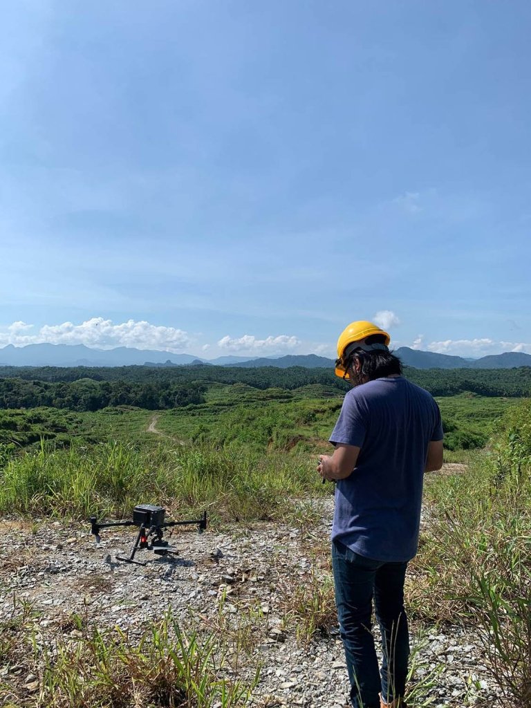 Pilot Memantau Misi Drone di Puncak Bukit