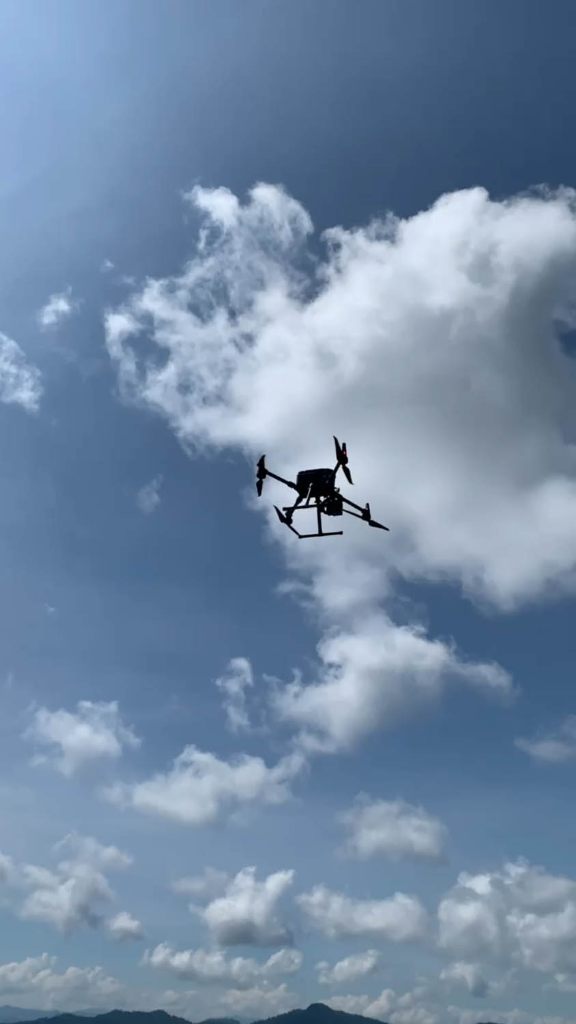 Drone Pemetaan Mengudara di Langit Biru