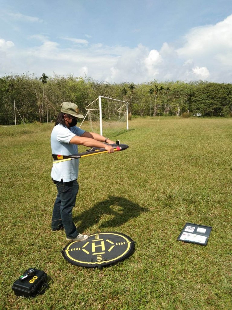 Persiapan Peluncuran Drone Fixed-Wing di Lapangan